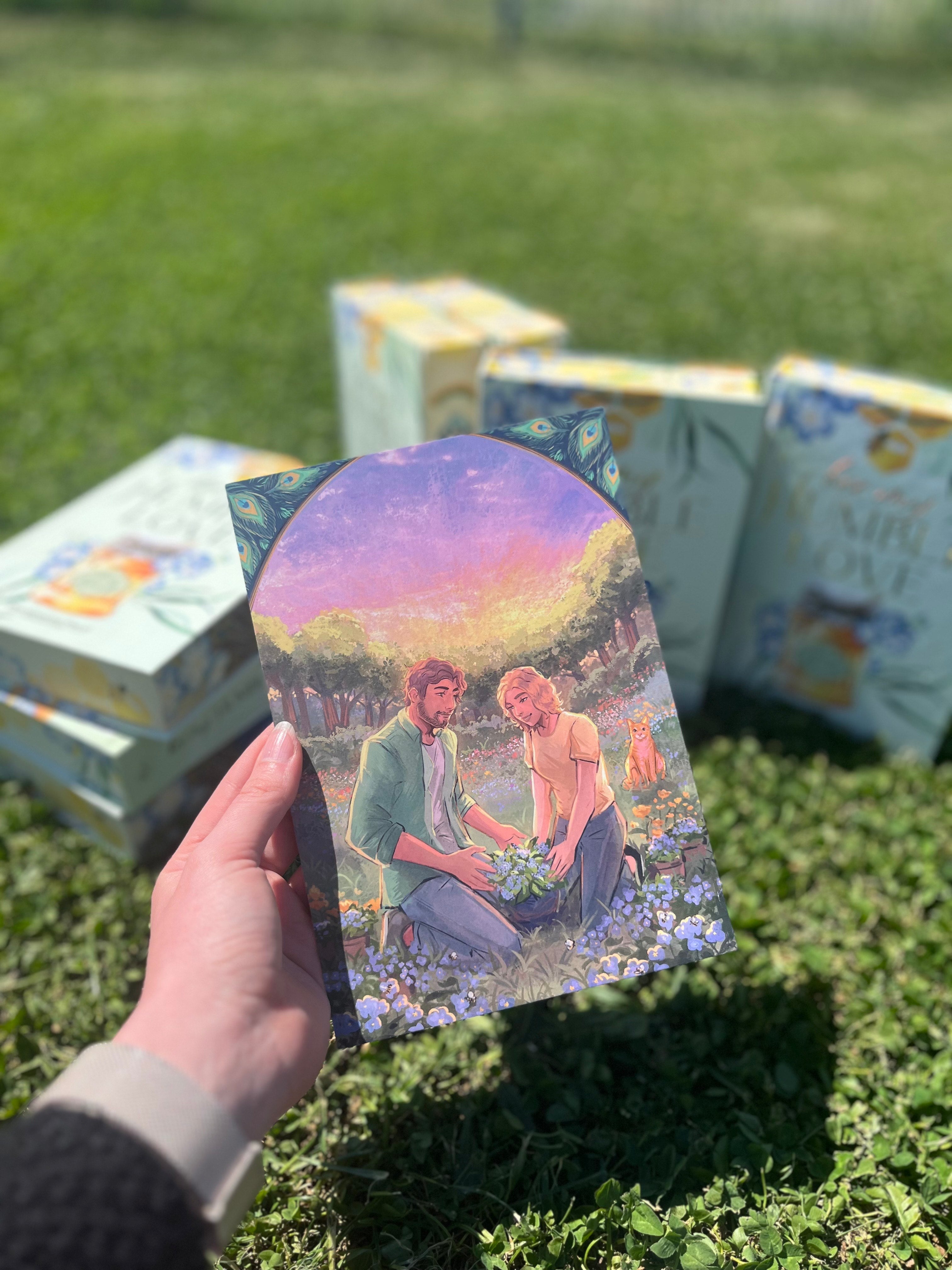 Im Hintergrund des Bildes sieht man vier Exemplare von "Bee My Humble Love", welche auf einer Wiese platziert wurden. Im Vordergrund ist eine Hand zu sehen, die eine Charakterkarte des Buches hält. Auf der Karte sieht man die Protagonistin und den Protagonisten, welche auf einer Lichtung eine Blume pflanzen.