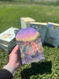 Im Hintergrund des Bildes sieht man vier Exemplare von "Bee My Humble Love", welche auf einer Wiese platziert wurden. Im Vordergrund ist eine Hand zu sehen, die eine Charakterkarte des Buches hält. Auf der Karte sieht man die Protagonistin und den Protagonisten, welche auf einer Lichtung eine Blume pflanzen.