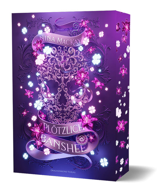 Das Cover zeigt mittig einen großen Totenkopf, der aus Verzierungen gebildet wurde. Autorin und Titel stehen auf einer Banderole, die sich unten und oben des Totenkopfes darum windet. Pinke und weiße Blüten sind überall zu sehen. Der Hintergrund des Covers ist in unterschiedlichen Violetttönen gehalten.