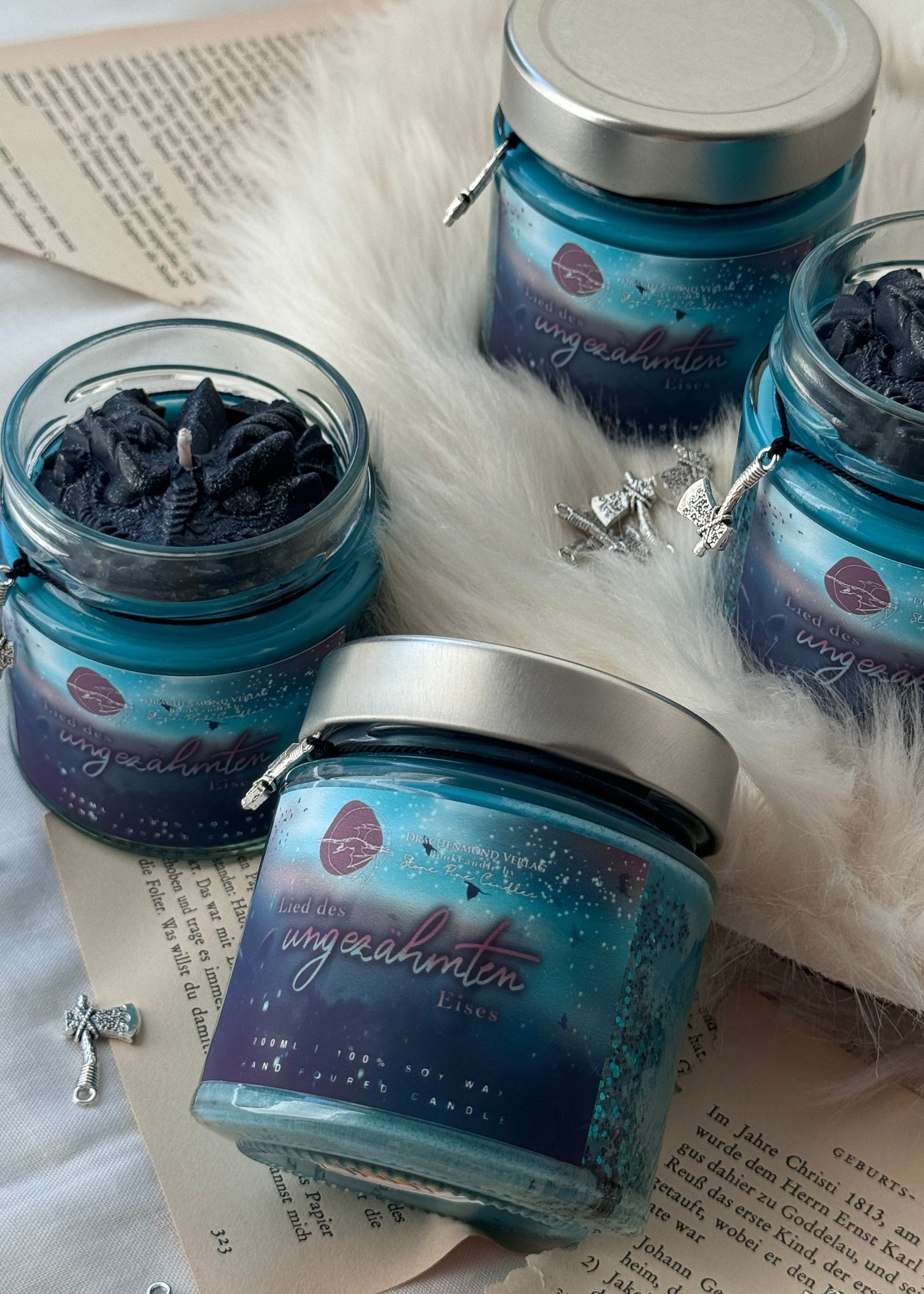 Das Produktbild zeigt zwei unserer Drachenkerzen 