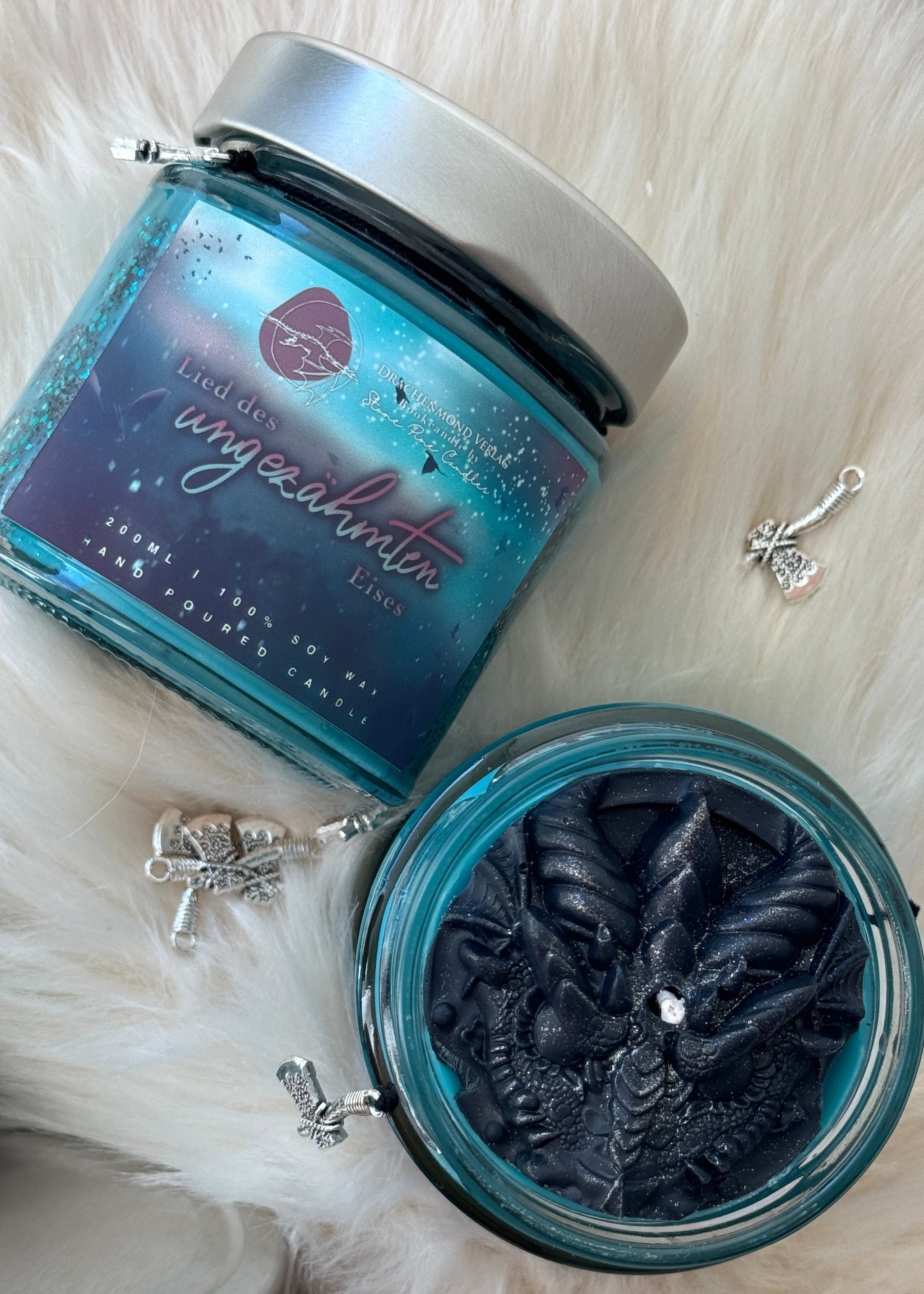 Das Produktbild zeigt zwei unserer Drachenkerzen 