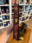 Das Bild zeigt den Farbschnitt von "Jack the Ripper's Sammlung der Herzen". Er zeigt ein goldenes Herz und Ornamente auf rotem Untergrund.