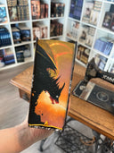 Das Bild zeigt den Farbschnitt von "Xerubian" Darauf abgebildet ist ein Drache vor einem orangefarbenen Hintergrund.
