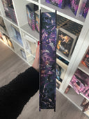 Das Bild zeigt den Farbschnitt von "Reap my Soul" Er zeigt violette Lilienblüten und Schädel.