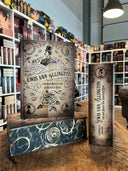 Das Bild zeigt einen Stapel von "Lewis van Allington und der Orden der sehenden Rose". Das Cover ist dabei direkt auf den Betrachter gerichtet und der Farbschnitt sowie der Buchrücken bei den liegenden Büchern sichtbar.