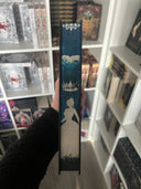Das Bild zeigt den Farbschnitt von "Ein Herz aus Eis und Schnee" Er zeigt ein helles Herz, eine silberne Krone und die Silhouette einer Frau im Ballkleid auf Blau.