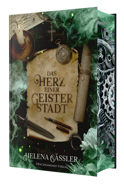Das Cover zeigt mittig den Titel auf Pergamentpapier. Darum sind unterschiedliche Gegenstände angeordnet: eine Kerze, ein Kreuz an einer Halskette, eine Taschenuhr, ein gerolltes Stück Pergament, ein Füller, ein kleiner Dolch und anderes. Nebel zieht von oben und unten in das Bild. Das Cover ist dem Blick auf einen antiken Schreibtisch samt seiner Utensilien nachempfunden. Der Farbschnitt zeigt verschiedene ineinander liegende, silberne Zahnräder. Er erinnert an das Innere eines alten Motors.