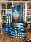 Das Bild zeigt einen Stapel von "Starlight Witch". Das Cover ist dabei direkt auf den Betrachter gerichtet und der Farbschnitt sowie der Buchrücken bei den liegenden Büchern sichtbar.