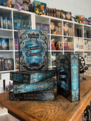 Das Bild zeigt einen Stapel von "Die Braut des Elfenkönigs". Das Cover ist dabei direkt auf den Betrachter gerichtet und der Farbschnitt sowie der Buchrücken bei den liegenden Büchern sichtbar.