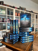 Das Bild zeigt einen Stapel von "Starlight Witch". Das Cover ist dabei direkt auf den Betrachter gerichtet und der Farbschnitt sowie der Buchrücken bei den liegenden Büchern sichtbar.