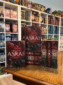 Das Bild zeigt einen Stapel von "Asrai - Der Schatten des Shetai". Das Cover ist dabei direkt auf den Betrachter gerichtet und der Farbschnitt sowie der Buchrücken bei den liegenden Büchern sichtbar.