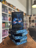 Das Bild zeigt einen Stapel von "Aus Sternenstaub und Mondlichtfäden". Das Cover ist dabei direkt auf den Betrachter gerichtet und der Farbschnitt sowie der Buchrücken bei den liegenden Büchern sichtbar.