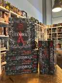 Das Bild zeigt einen Stapel von "Totenbraut". Das Cover ist dabei direkt auf den Betrachter gerichtet und der Farbschnitt sowie der Buchrücken bei den liegenden Büchern sichtbar.
