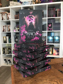 Das Bild zeigt einen Stapel von "Chaoskuss". Das Cover ist dabei direkt auf den Betrachter gerichtet und der Farbschnitt sowie der Buchrücken bei den liegenden Büchern sichtbar.