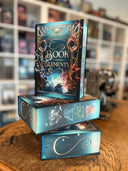 Das Bild zeigt einen Stapel von "Book Elements". Das Cover ist dabei direkt auf den Betrachter gerichtet und der Farbschnitt sowie der Buchrücken bei den liegenden Büchern sichtbar.