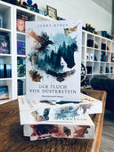 Das Bild zeigt einen Stapel von "Der Fluch von Düsterstein". Das Cover ist dabei direkt auf den Betrachter gerichtet und der Farbschnitt sowie der Buchrücken bei den liegenden Büchern sichtbar.