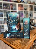 Das Bild zeigt einen Stapel von "Book Elements". Das Cover ist dabei direkt auf den Betrachter gerichtet und der Farbschnitt sowie der Buchrücken bei den liegenden Büchern sichtbar.