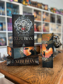 Das Bild zeigt einen Stapel von "Xerubian". Das Cover ist dabei direkt auf den Betrachter gerichtet und der Farbschnitt sowie der Buchrücken bei den liegenden Büchern sichtbar.