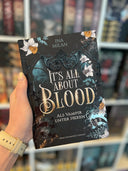 Das Cover zeigt ein gotisches Turmfenster in Schwarz- und Blautönen. Davor steht der Titel in goldenen Buchstaben. Verziert ist das Cover am Rand mit weißen Blumen. Der Farbschnitt zeigt Ornament-Elemente aus dem Cover in dunkelblau und mittig ein gespiegeltes Schloss, eine Fledermaus und ein Pentagram in Gold.