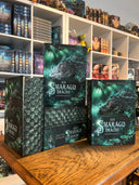 Das Bild zeigt einen Stapel von "Der Smaragddrache". Das Cover ist dabei direkt auf den Betrachter gerichtet und der Farbschnitt sowie der Buchrücken bei den liegenden Büchern sichtbar.