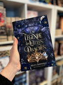 Das Cover zeigt mittig den Titel des Buches in goldenen Buchstaben. Unterhalb des Titels ist eine goldene Krone abgebildet. Oberhalb des Titels sieht man einen Drachenkopf. Das Cover wird umrundet mit schwarzblauen Blumen. Der Farbschnitt zeigt ein Schwert, welches auf einem dunklen Hintergrund liegt.