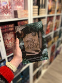 Das Bild zeigt das Buch "Das Herz einer Geisterstadt" von vorn. Das Cover ist dabei direkt auf den Betrachter gerichtet; es ist einem Schreibtisch von oben nachempfunden und zeigt Kerze, Schreibwerkzeuge und ein Pergament mit dem Titel.