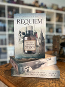 Das Bild zeigt einen Stapel von "Requiem für einen blutroten Stern". Das Cover ist dabei direkt auf den Betrachter gerichtet und der Farbschnitt sowie der Buchrücken bei den liegenden Büchern sichtbar.