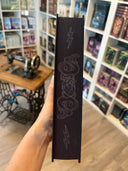 Das Bild zeigt den Farbschnitt von "Warrior & Peace" (Band 1) Er ist violett mit einigen weißen Elementen: Herz, Schlangen, Blitze.