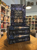 Das Bild zeigt einen Stapel von "Die Legende des letzten Drachen". Das Cover ist dabei direkt auf den Betrachter gerichtet und der Farbschnitt sowie der Buchrücken bei den liegenden Büchern sichtbar.
