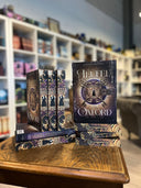 Das Bild zeigt einen Stapel von "Teufel von Oxford". Das Cover ist dabei direkt auf den Betrachter gerichtet und der Farbschnitt sowie der Buchrücken bei den liegenden Büchern sichtbar.