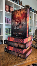 Das Bild zeigt einen Stapel von "Funkenmagie". Das Cover ist dabei direkt auf den Betrachter gerichtet und der Farbschnitt sowie der Buchrücken bei den liegenden Büchern sichtbar.