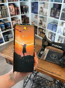 Das Bild zeigt den Farbschnitt von "Xerubian" Darauf abgebildet ist eine Person mit einem Drachen vor einem orangefarbenen Hintergrund.