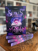 Das Bild zeigt einen Stapel von "Seelenverrat". Das Cover ist dabei direkt auf den Betrachter gerichtet und der Farbschnitt sowie der Buchrücken bei den liegenden Büchern sichtbar.