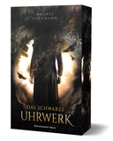 Das Cover zeigt einen Mann in Rückenansicht bis zu den Schultern vor einem Lichtkreis, an dessen Rand man rundum und nach Innen zeigend die Silhouette einer Stadt erkennt. Raben und schwarze Rauchelemente sind um den Mann eingearbeitet. Der Titel ist im unteren Bereich abgebildet. Der Bereich um den Lichtkreis ist dunkel. Zahnräder sind darin zu erkennen. 