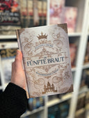 Das Cover zeigt mittig den Titel des Buches. Oberhalb des Titels steht der Name der Autorin, darüber befindet sich eine goldene Krone. In den Ecken sind goldenen Schnallen abgebildet und im unteren Viertel ist ein goldenes Schloss zu sehen. Die Grundfarbe ist Creme. Der Farbschnitt ist cremefarben mit goldenen Verzierungen darauf.