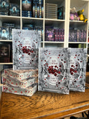Das Bild zeigt einen Stapel von "Rosenrot". Das Cover ist dabei direkt auf den Betrachter gerichtet und der Farbschnitt sowie der Buchrücken bei den liegenden Büchern sichtbar.