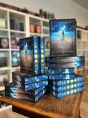 Das Bild zeigt einen Stapel von "Starlight Witch". Das Cover ist dabei direkt auf den Betrachter gerichtet und der Farbschnitt sowie der Buchrücken bei den liegenden Büchern sichtbar.