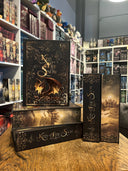 Das Bild zeigt einen Stapel von "A kiss of fire and snow". Das Cover ist dabei direkt auf den Betrachter gerichtet und der Farbschnitt sowie der Buchrücken bei den liegenden Büchern sichtbar.
