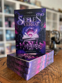 Das Bild zeigt einen Stapel von "Seelenverrat". Das Cover ist dabei direkt auf den Betrachter gerichtet und der Farbschnitt sowie der Buchrücken bei den liegenden Büchern sichtbar.