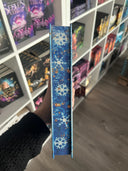 Das Bild zeigt den Farbschnitt von "Love or Lie" Er zeigt ein Schneeflockenmuster mit goldenen Flecken auf Dunkelblau.