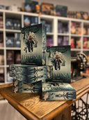 Das Bild zeigt einen Stapel von "Die Prophezeiung von Lumina". Das Cover ist dabei direkt auf den Betrachter gerichtet und der Farbschnitt sowie der Buchrücken bei den liegenden Büchern sichtbar.