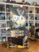 Das Bild zeigt einen Stapel von "Asrai - Das Portal der Drachen". Das Cover ist dabei direkt auf den Betrachter gerichtet und der Farbschnitt sowie der Buchrücken bei den liegenden Büchern sichtbar.