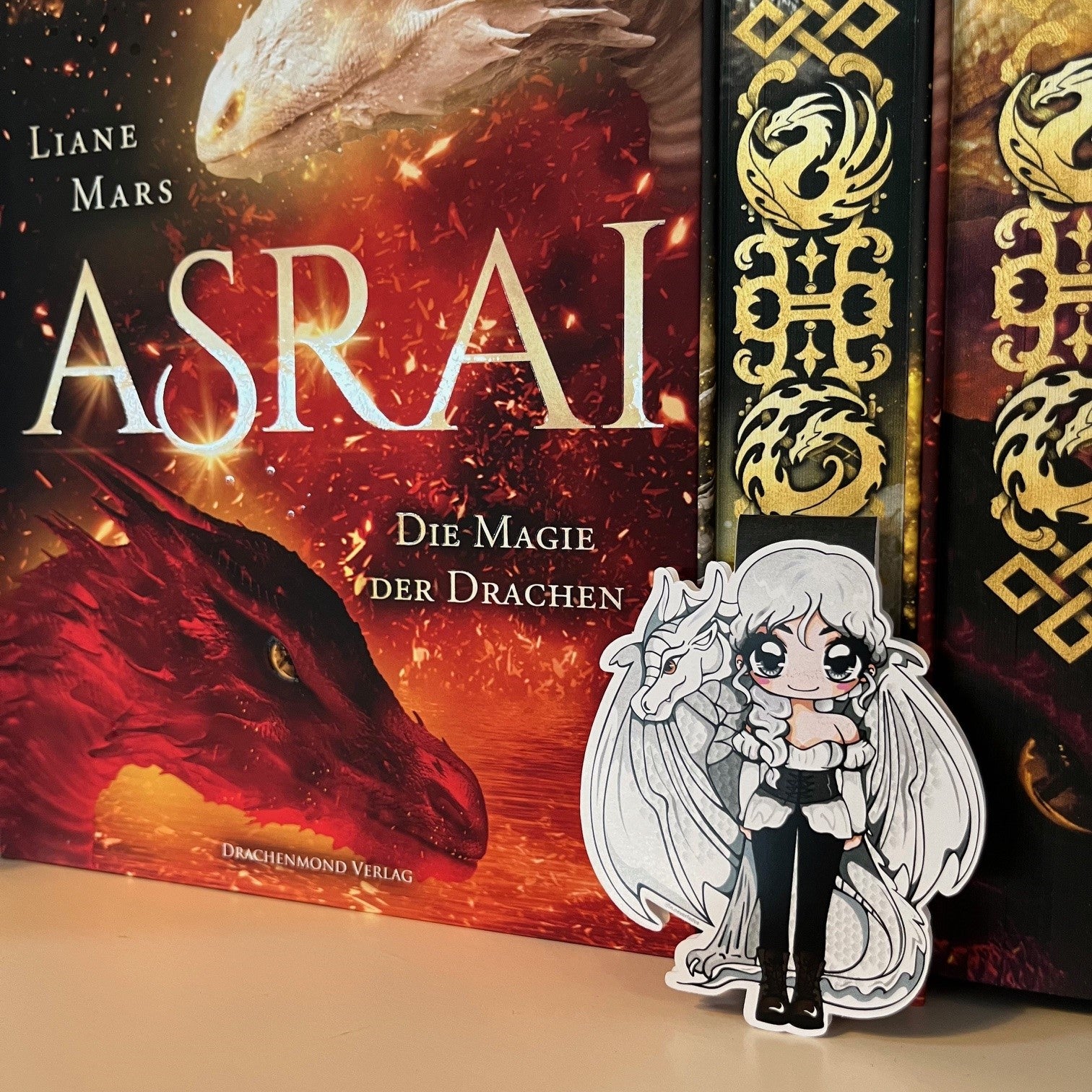 Das Produktbild zeigt ein Magnetlesezeichen mit einer weißhaarigen Frau, die vor einem weißen Drachen steht. Es ist im Anime-Stil gezeichnet.