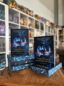 Das Bild zeigt einen Stapel von "Aus Sternenstaub und Mondlichtfäden". Das Cover ist dabei direkt auf den Betrachter gerichtet und der Farbschnitt sowie der Buchrücken bei den liegenden Büchern sichtbar.