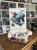 Das Bild zeigt einen Stapel von "Der Fluch von Düsterstein". Das Cover ist dabei direkt auf den Betrachter gerichtet und der Farbschnitt sowie der Buchrücken bei den liegenden Büchern sichtbar.