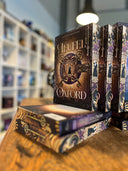 Das Bild zeigt einen Stapel von "Teufel von Oxford". Das Cover ist dabei direkt auf den Betrachter gerichtet und der Farbschnitt sowie der Buchrücken bei den liegenden Büchern sichtbar.