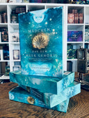 Das Bild zeigt einen Stapel von "Das Mädchen, das dem Meer gehört". Das Cover ist dabei direkt auf den Betrachter gerichtet und der Farbschnitt sowie der Buchrücken bei den liegenden Büchern sichtbar.