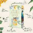 Das Bild zeigt das Buch "Bee my humble Love" von Anna Konelli. Darum sind im Uhrzeigersinn die Tropes des Buches angeordnet: Bienenschutz, I have a secret, Mental Health, Stuck together, Cozy Spice, Slow urn