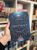 Das Cover zeigt mittig den Titel des Buches. Oberhalb des Titels steht der Name der Autorin, darüber befindet sich eine goldene Krone. In den Ecken sind goldenen Schnallen abgebildet und im unteren Viertel ist ein goldenes Schloss zu sehen. Die Grundfarbe ist Blau. Der Farbschnitt ist blau mit goldenen Verzierungen darauf.