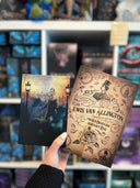 Das Bild zeigt, wie eine Hand das Buch "Lewis van Allington und der Orden der sehenden Rose" von Stephan R. Bellem und die Charakterkarte mit der Hauptfigur des Buches hält. 